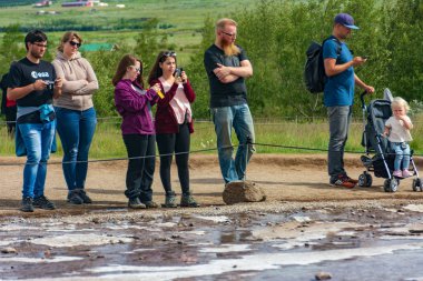 Altın daire, İzlanda - 1 Ağustos 2018: Geysir ve Strokkur geysers ve surronding alan İzlanda'Altın çember üzerindeki Geysir jeotermal Park'ta zevk turist