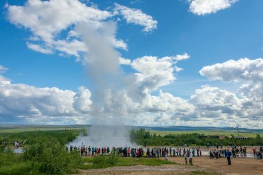 Altın daire, İzlanda - 1 Ağustos 2018: Geysir ve Strokkur geysers ve surronding alan İzlanda'Altın çember üzerindeki Geysir jeotermal Park'ta zevk turist