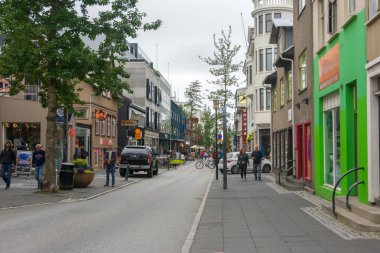 Reykjavik, İzlanda - 2 Ağustos 2018: Her iki turistler ve yerliler Reykjavik, İzlanda'nın başkenti sokaklarında sıcak yaz gününde zevk