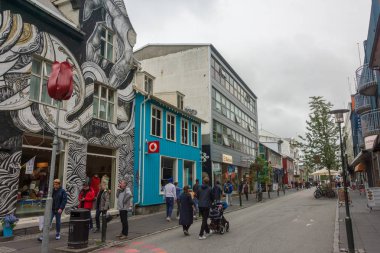 Reykjavik, İzlanda - 2 Ağustos 2018: Her iki turistler ve yerliler Reykjavik, İzlanda'nın başkenti sokaklarında sıcak yaz gününde zevk