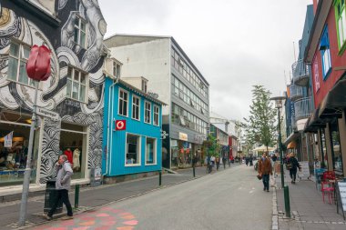 Reykjavik, İzlanda - 2 Ağustos 2018: Her iki turistler ve yerliler Reykjavik, İzlanda'nın başkenti sokaklarında sıcak yaz gününde zevk