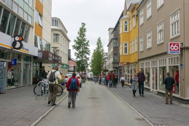 Reykjavik, İzlanda - 2 Ağustos 2018: Her iki turistler ve yerliler Reykjavik, İzlanda'nın başkenti sokaklarında sıcak yaz gününde zevk
