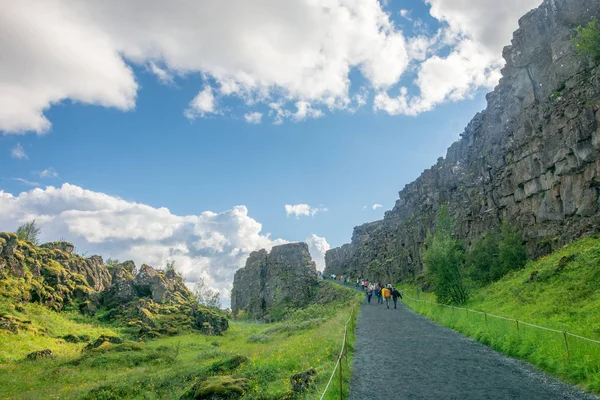 Golden Circle Islandia Sierpnia 2018 Turystów Korzystających Parku Narodowego Thingvellir — Zdjęcie stockowe