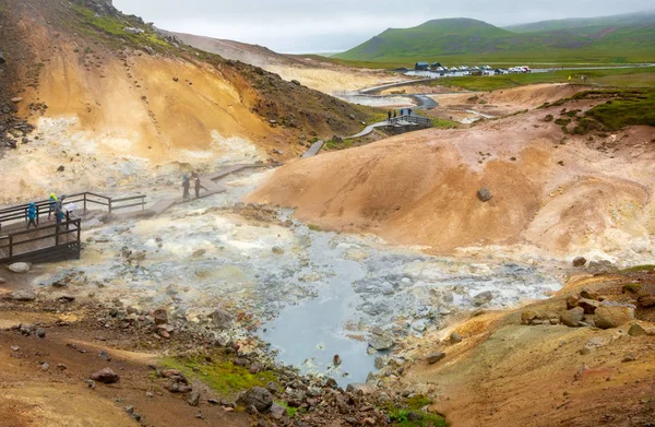 Raykjanes Icelândia Agosto 2018 Turistas Que Visitam Campo Geotérmico Seltun — Fotografia de Stock