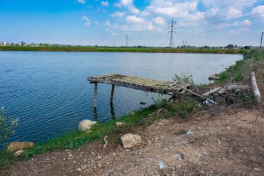 İsrail'de balık yetiştiriciliği havuzları ve göç eden kuşlar