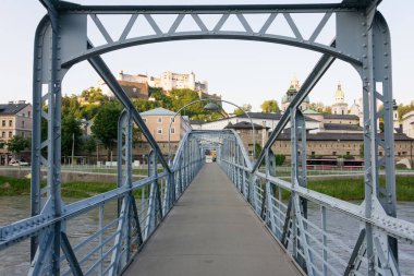 Salzburg'da Mullner Steg yaya köprüsü