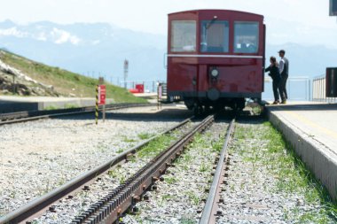 Schlafberg dağındaki Cog Wheel tren rayları, Avusturya