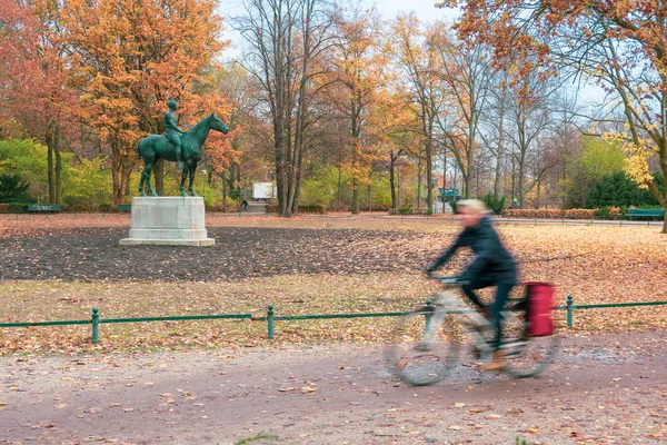 Bellissimo Tiergarten Park a Belin con fogliame autunnale — Foto Stock