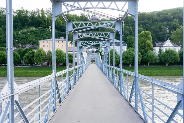 Mullner Steg gyalogos híd Salzburgban — Stock Fotó
