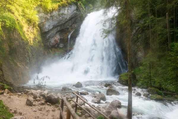 Gollinder Cascade avec flux de ressort maxium — Photo