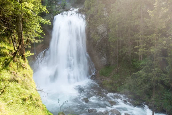 Gollinder Cascade avec flux de ressort maxium — Photo