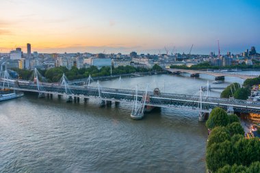 Gün batımında Thames ve Londra'nın merkezi