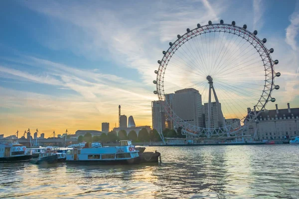 Vacker soluppgång på Themsen och London Eye — Stockfoto