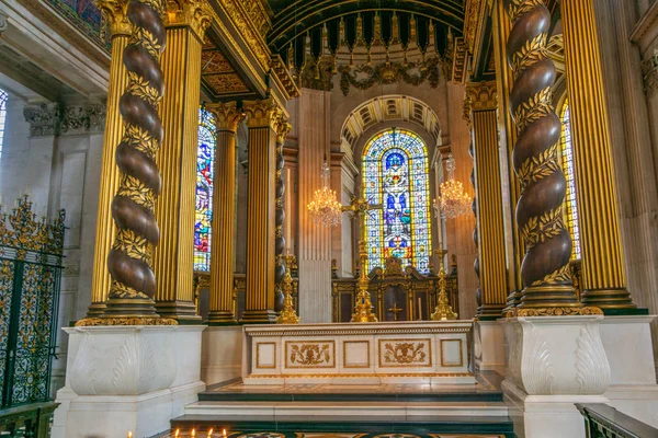 Inside the famous Angelical St. Paul 's Cathedral, London — стоковое фото