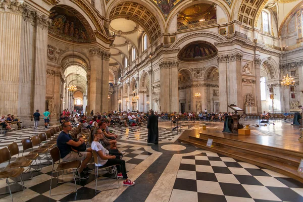 Inside the famous Angelical St. Paul 's Cathedral, London — стоковое фото