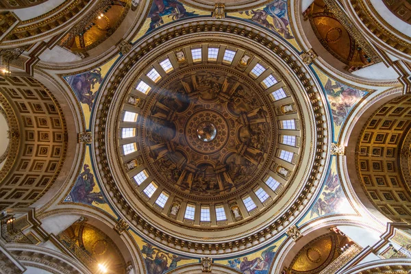 Inside the  famous Angelical St. Paul's Cathedral, London — Stock Photo, Image
