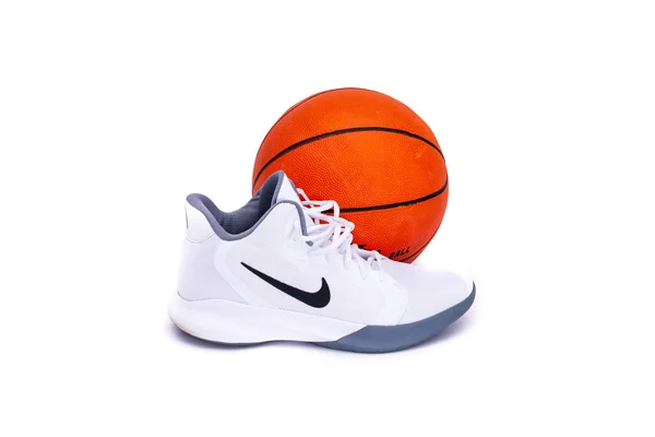 현대 나이키 미드 하이 농구 신발 — 스톡 사진