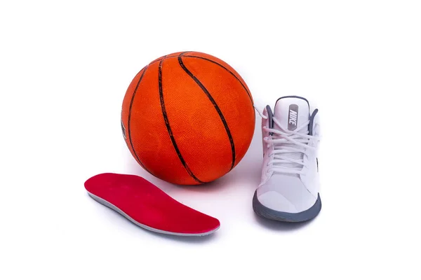 Moderne nike mid-high basketballschuhe — Stockfoto