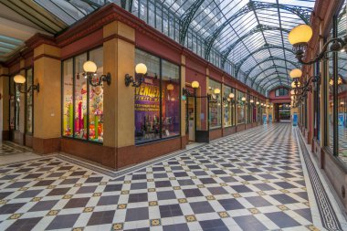 Paris'in merkezinde kapalı sokak (galeri)