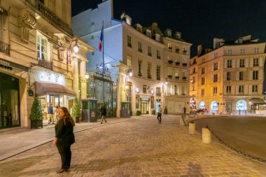Paris'in merkezinde ılık bahar gecesi
