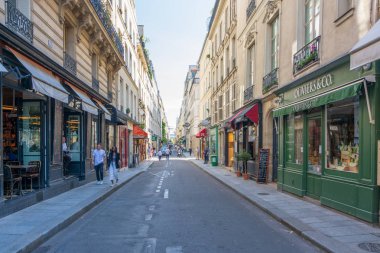 Paris'in eski şehrinin sokaklarında dolaşan insanlar