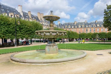 Marais, Paris'te Place des Vosages bahçeleri