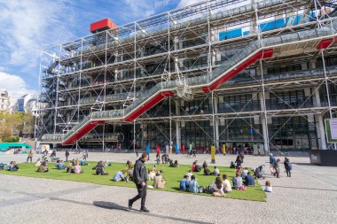 Pompidou Center müzesi, Paris dışında çim üzerinde insanlar
