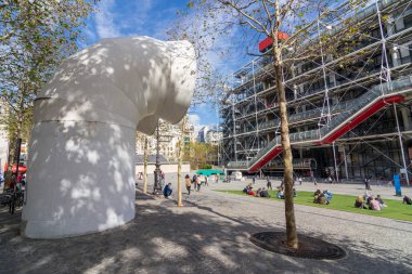 Pompidou Center müzesi, Paris dışında çim üzerinde insanlar