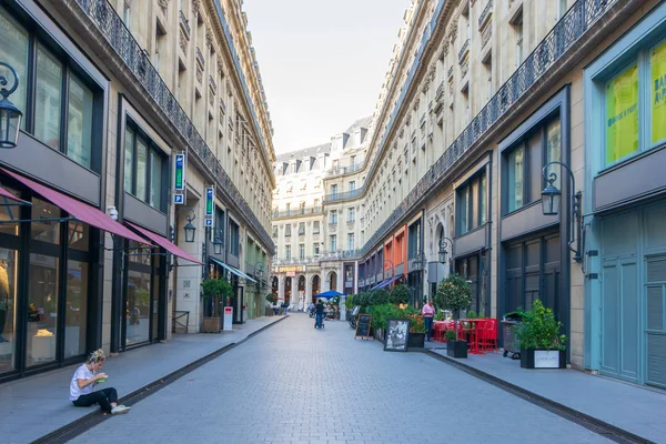 La gente passeggia per le strade del centro storico di Parigi — Foto Stock