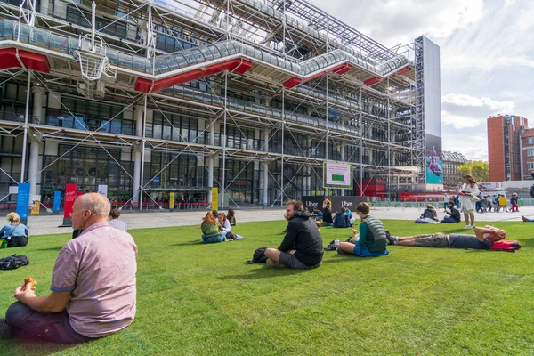 Gente sobre hierba fuera del museo Pompidou Center, París — Foto de Stock