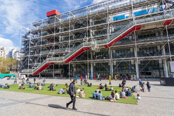 Gente sobre hierba fuera del museo Pompidou Center, París — Foto de Stock