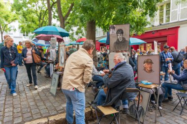 Montmartre, Paris'in hafta sonu pazarlarında dolaşan insanlar