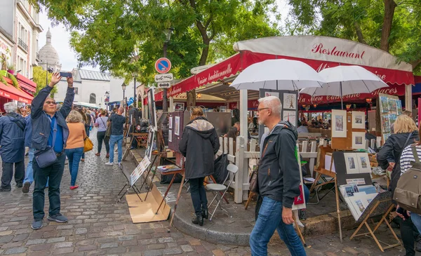 People strolling the weekend markets of Montmartre, Paris — Stock Photo, Image