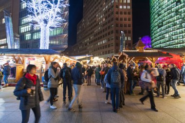 Portsdamer Platz, Berlin Merkezi'nde bir gece dışarı İnsanlar