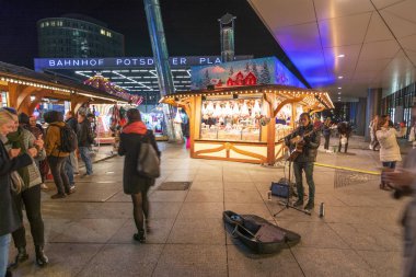 Portsdamer Platz, Berlin Merkezi'nde bir gece dışarı İnsanlar