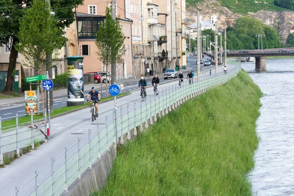 Lidé na kole a blízko řeky Salbach — Stock fotografie