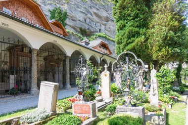 Barok mezarları ile Petersfriedhof mezarlığı 
