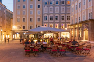 Salzburg'da ılık bir bahar akşamının tadını çıkaran insanlar