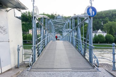 Salzburg'da Mullner Steg yaya köprüsü