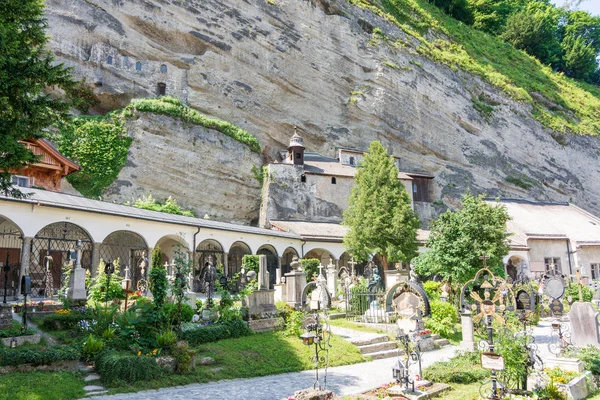 Petersfriedhof cementerio con tumbas barrocas — Foto de Stock