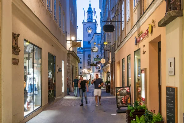 Gente disfrutando de una cálida velada de primavera en Salzburgo — Foto de Stock