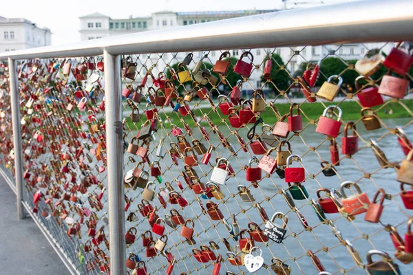 Salzburg Makartsteg szerelmi zár gyalogos híd — Stock Fotó