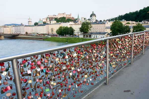 Salzburgo Makartsteg amor bloqueo puente peatonal —  Fotos de Stock