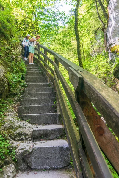 Gente recorriendo el enérgico desfiladero de Lammerklamm —  Fotos de Stock