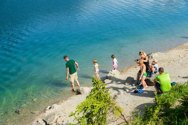 Pessoas apreciando o belo Lago Gosau — Fotografia de Stock