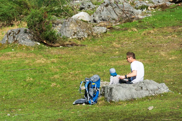 Mensen genieten van het prachtige meer van Gosau — Stockfoto