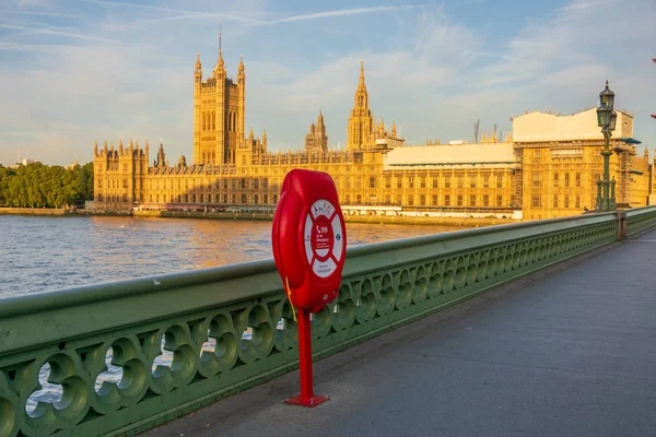 Emergency life ring on the Thames — Stock Photo, Image