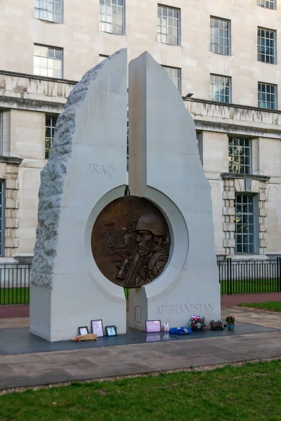 Victoria Embarkment Gardens with war memorials — Stock Photo, Image