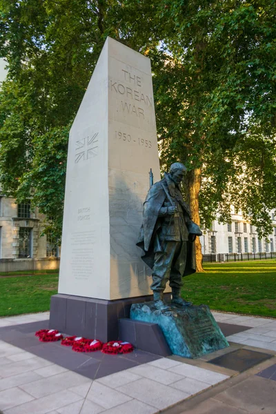 Victoria Embarkment Gardens with war memorials — Stock Photo, Image