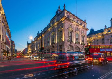 Picadilly Circus - tiyatro bölgesi - akşam, Londra